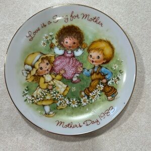 Avon Mothers Day Plate Porcelain 1983 Love is A Song For Mother.